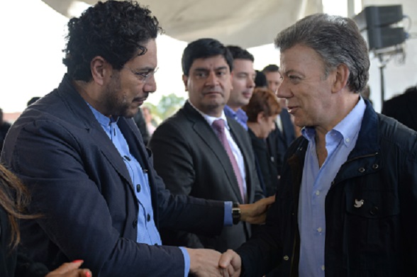 Juan Manuel Santos e Iván Cepeda sellan pacto por "la paz de Colombia"