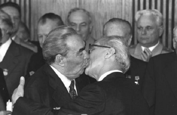 Beso entre  Erick Honecker y Leonid Brezhnev el 7 de octubre de 1979 en la celebración el 30 aniversario de Alemania Oriental como nación comunista