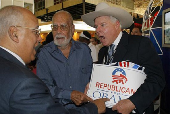 El empresario norteamericano John Parke (d) conversa con el vicepresidente del Consejo de Ministros de Cuba, Ricardo Cabrisas (i), hoy, 3 de noviembre de 2008, durante la inauguración de la XXVI Feria Internacional de La Habana