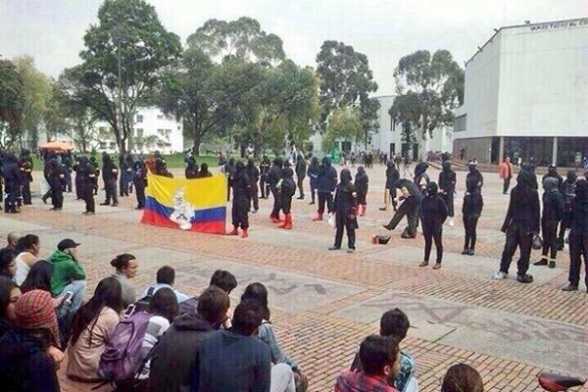 Milicianos de las FARC rindiendo homenaje a esa banda terrorista en plena Universidad Nacional, este noviembre de 2014