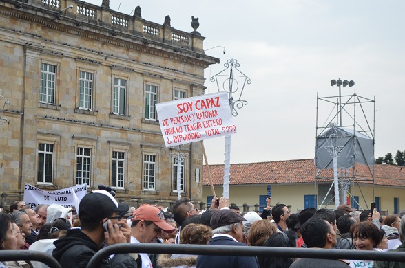 Pancarta en Bogotá (Foto Periodismo Sin fronteras)