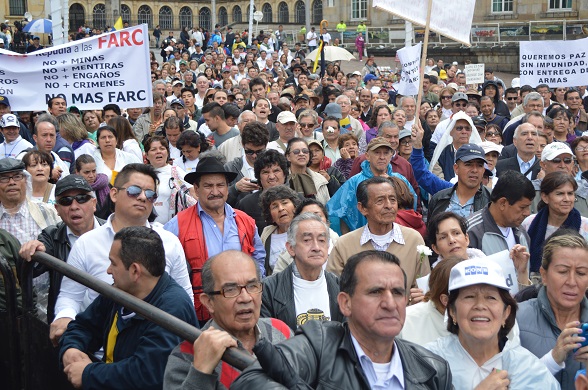Tumultuosa estuvo la marcha en varias ciudades. Acá, Bogotá. (Foto Periodismo Sin Fronteras)