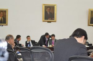Andrés Villamizar murumurando al oído de su primo, el senador Juan Manuel Galán, presidente de la comisión que citó a Villamizar para que aclarara sus malos manejos en la UNP