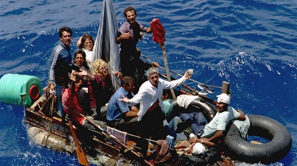 Cubanos en rudimentarias embarcaciones huyendo del "paraíso marxista" de Castro