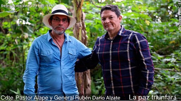 El bandido Pastor Alape y el general Alzate (Foto FARC-EP)