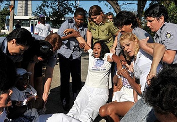Damas de Blanco, reprimidas por el régimen de los Castro