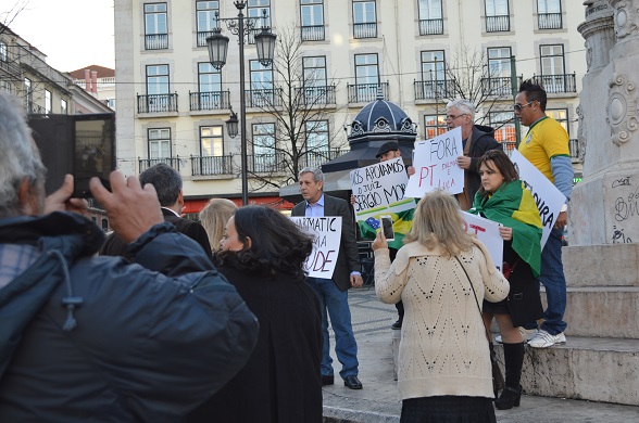 Varias personas se acercaban a preguntar sobre los carteles denunciando (Foto Periodismo Sin Fronteras)
