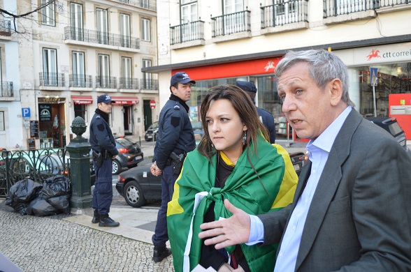 La policía de Lisboa, respetando la protesta, pidió no acercarse a la embajada de Brasil, cruzando la calle (Foto Periodismo Sin Fronteras)