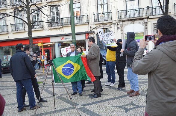 De espaldas a los manifestantes está la embajada de Brasil. Quitaron la bandera a último momento (Foto Periodismo Sin Fronteras)