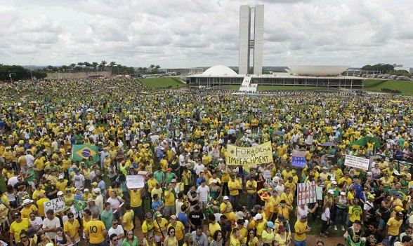 "Olavo tiene razón", rezaban varios carteles en todo Brasil
