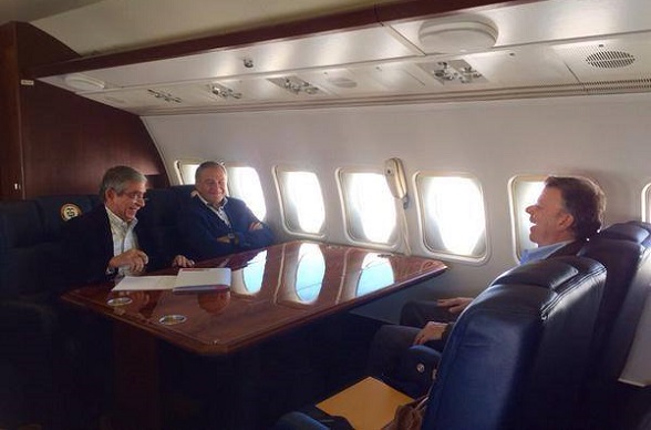 Juan Manuel Santos con los generales Mora y Naranjo