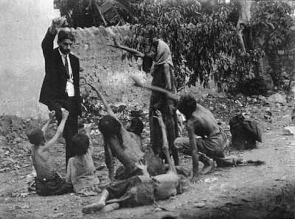 Un oficial turco tortura a niños mostrándoles un pedazo de pan durante el genocidio en Armenia en 1915