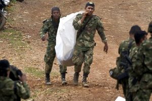 Así tuvieron que sacar los soldados a sus compañeros muertos: en bolsas desechables