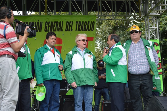 Detrás del camarógrafo (de izq a der) está Ariel Peña, Julio Roberto Gómez (Presidente de la CGT), Manolo Izaguirre (Ex presidente de Unión Sindical Obrera de España), Jorge Espinosa (sec organizacion Nacional CGT), Perci Oyola, Vicepresidente de la CGT)