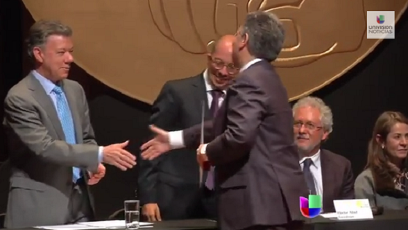 El periodista Daniel Coronell recibe el premio de periodismo de manos de Juan Manuel Santos. En la ceremonia no faltaron los ataques a Uribe Vélez