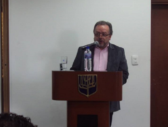 Ricardo Puentes en un coloquio sobre el caso del Palacio de Justicia, en la Universidad Sergio Arboleda