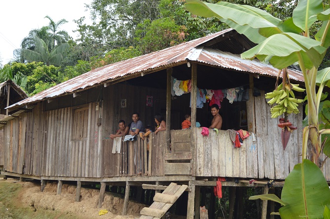 La pobreza en Colombia aumenta. En pleno 2015 así viven compatriotas en Leticia (Foto Periodismo Sin Fronteras)