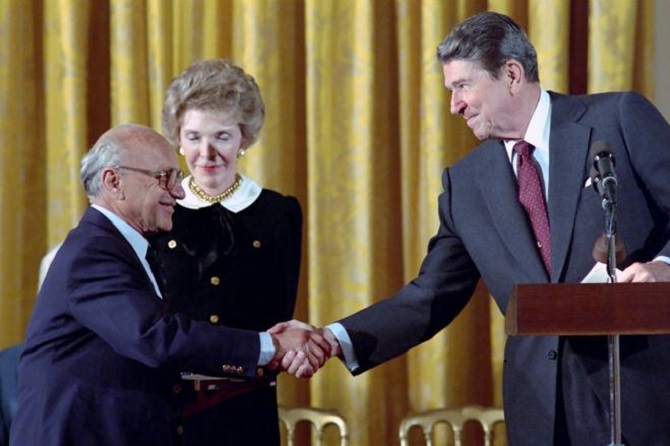 Ronald Reagan y su esposa Nancy saludan al economista Milton Friedman, "el apostol del libre mercado"