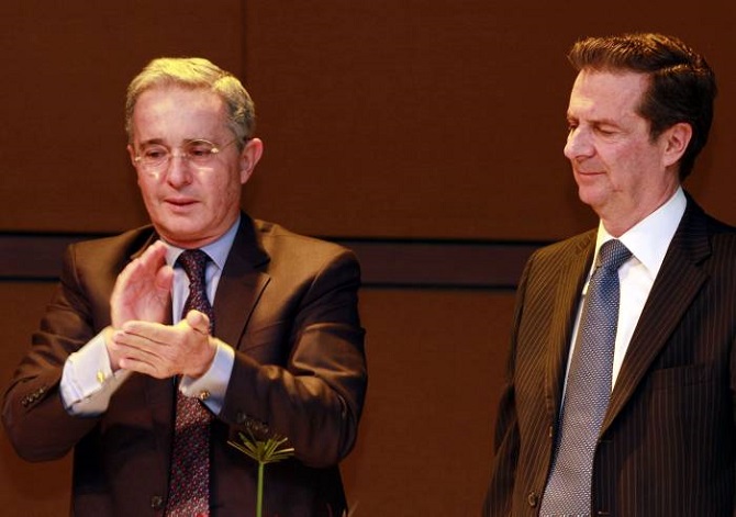 Álvaro Uribe y Fernando Londoño, "héroes sin fusil"