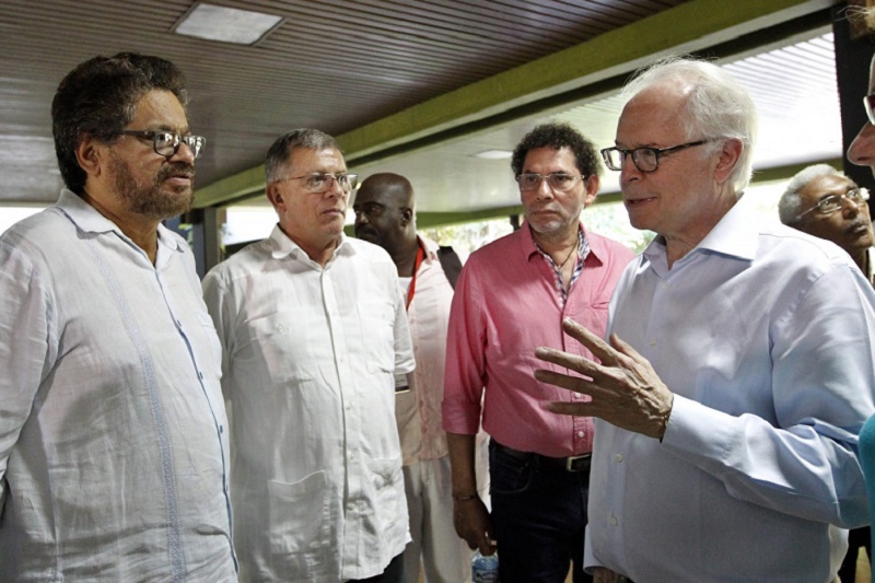 Bernard Aronson con los cabecillas terroristas de las FARC