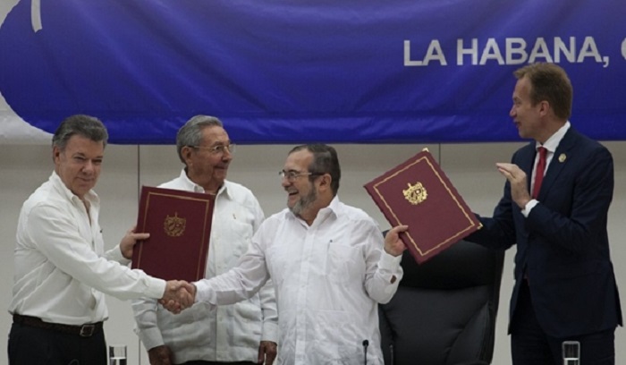 Santos y Timochenko acuerdan cese al fuego bilateral